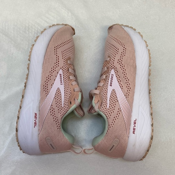 Brooks Revel 6 athletic running shoes in the Peach Whip/Pink women’s size 6.5 - Picture 10 of 12